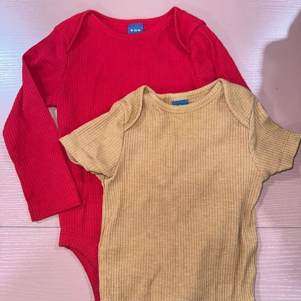 🏈 Old Navy Ribbed Onesies 6-12 Months EUC